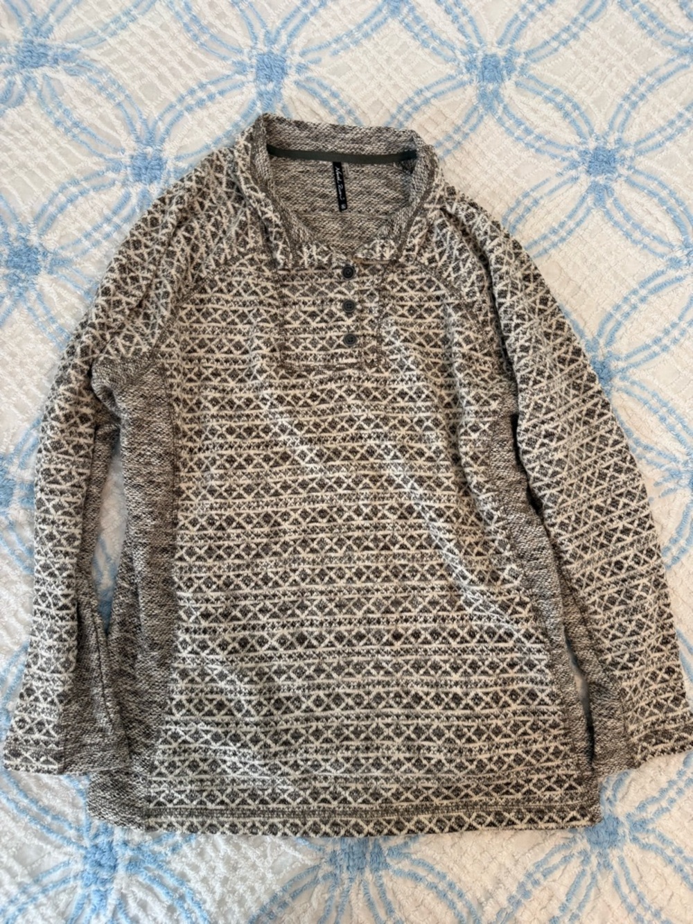 Women’s light weight sweater/shirt XL